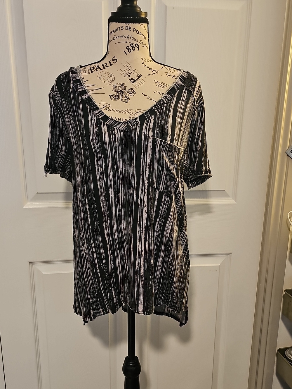 Rock & Republic Black & White V-Neck Striped Short Sleeve Tee